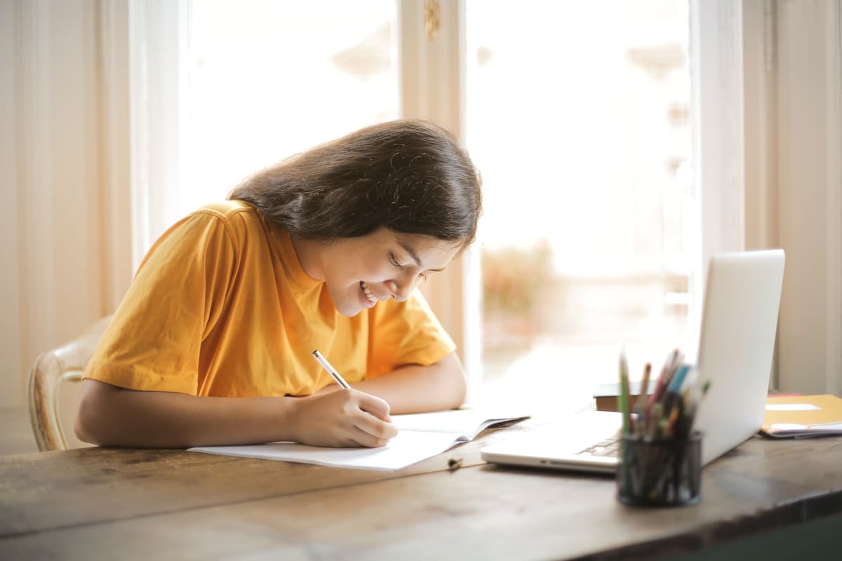 Estudiante preparándose para el Saber 11°