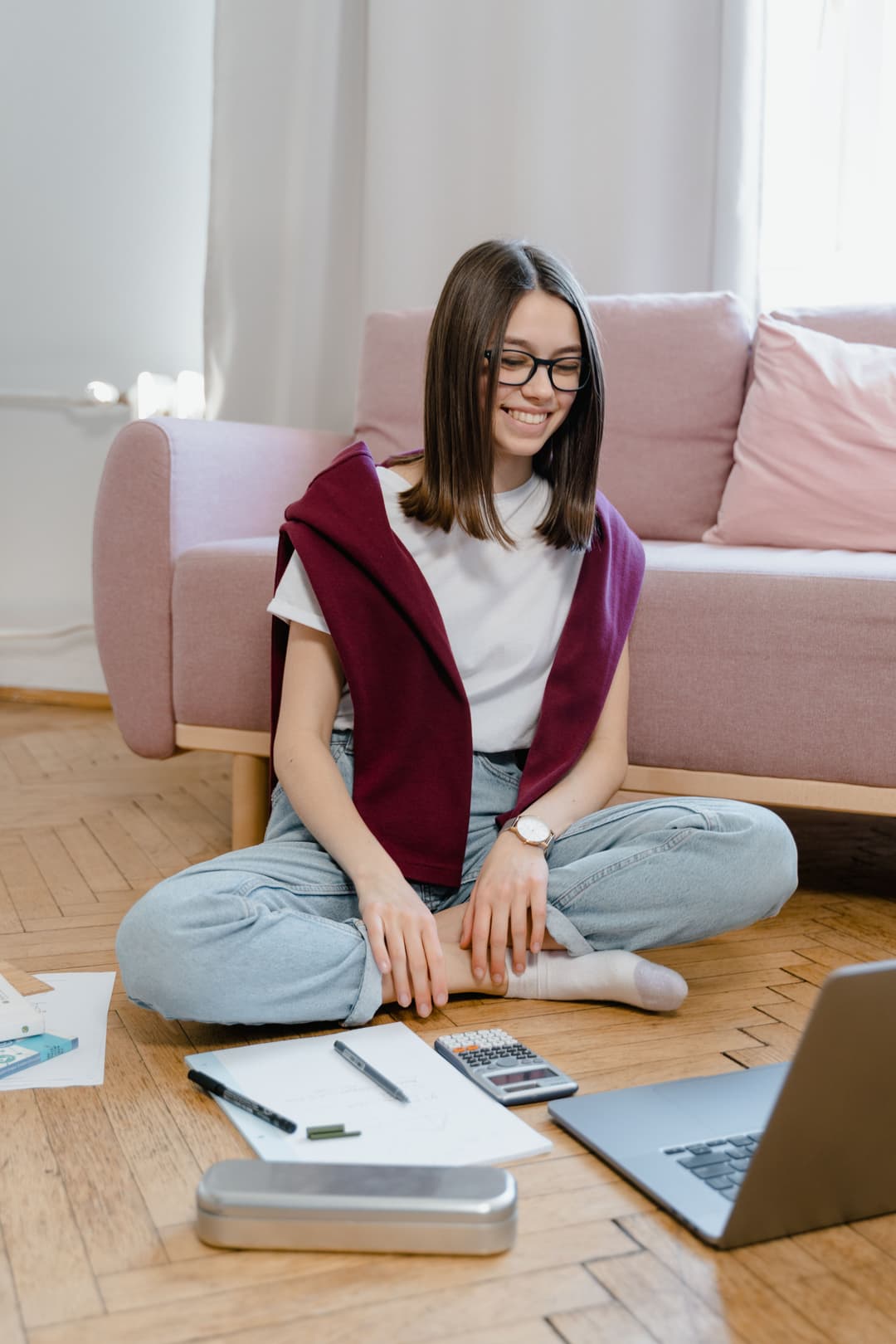 Estudiante estudiando con enfoque y propósito